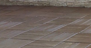 Бетонная брусчатка двора в Грозном в октябре