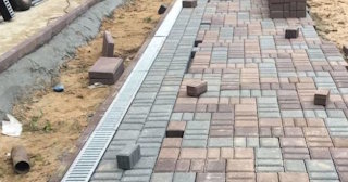 Профессиональная укладка плитки на улице в Грозном в октябре