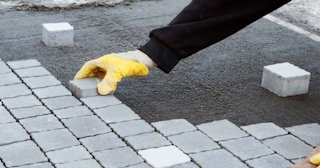 Монтаж тротуарной плитки на даче в Грозном в октябре