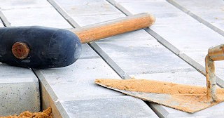 Профессиональная укладка тротуарной брусчатки в Грозном в октябре