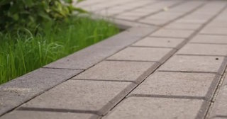 Профессиональная укладка тротуарных дорожек в Грозном в октябре
